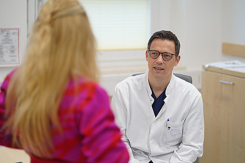 Patientin im Gespräch mit Dr. Demmer Patientin im Gespräch mit Dr. Demmer